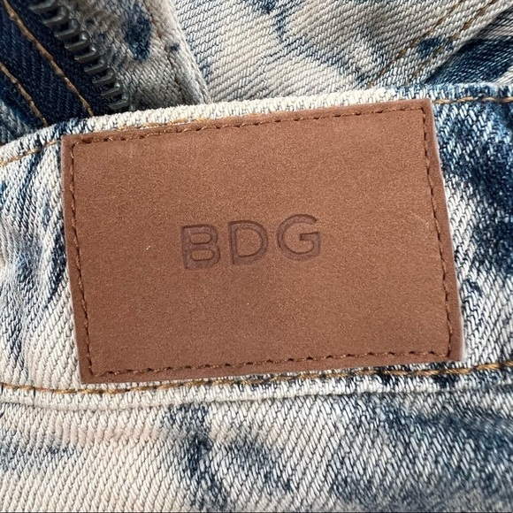 BDG Freja Mid Rise Vintage Fit Cut Off Embellished Jean Shorts Size 26 W - Picture 8 of 8